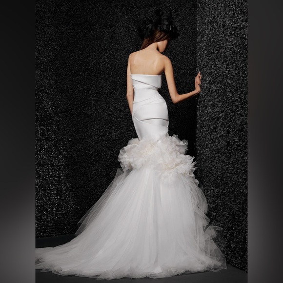 Vera Wang wedding gown fit and flaire - Picture 2 of 3